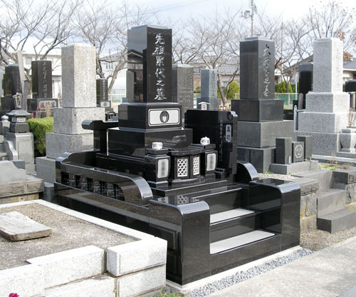 墓誌や花立も付いて立派なお墓が完成しました。